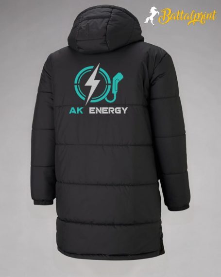 Sport Verein Sponsor Schwarze, gepolsterte Jacke mit farbigem "AK Energy"-Logodesign auf dem Rücken.